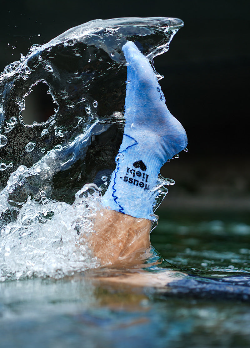Reussliebi Socken spritzen aus dem Wasser