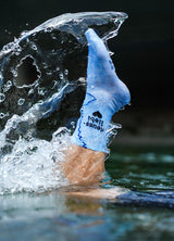 Reussliebi Socken spritzen aus dem Wasser