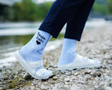 Reussliebi Socken Style mit weissen Birkenstöcken am Fluss