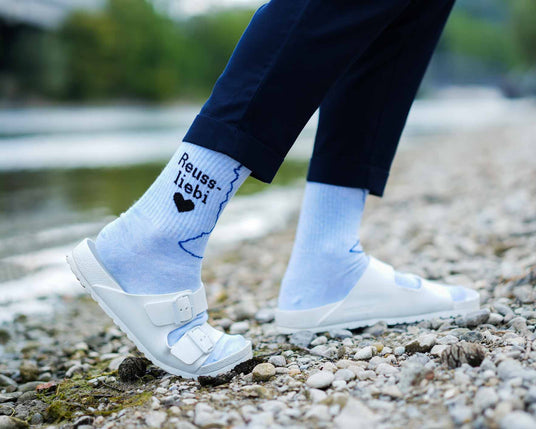 Reussliebi Socken Style mit weissen Birkenstöcken am Fluss