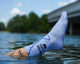 Reussliebi Socken schauen aus dem Wasser
